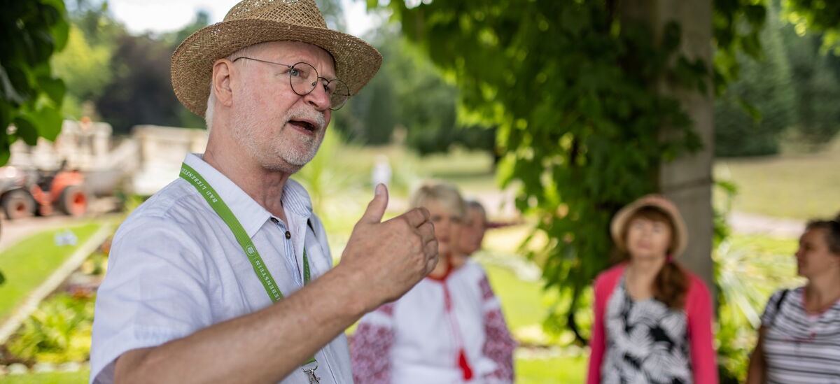 Parkführer Ullrich Fiedler mit Gästen bei einer Führung durch den Schlosspark Altenstein