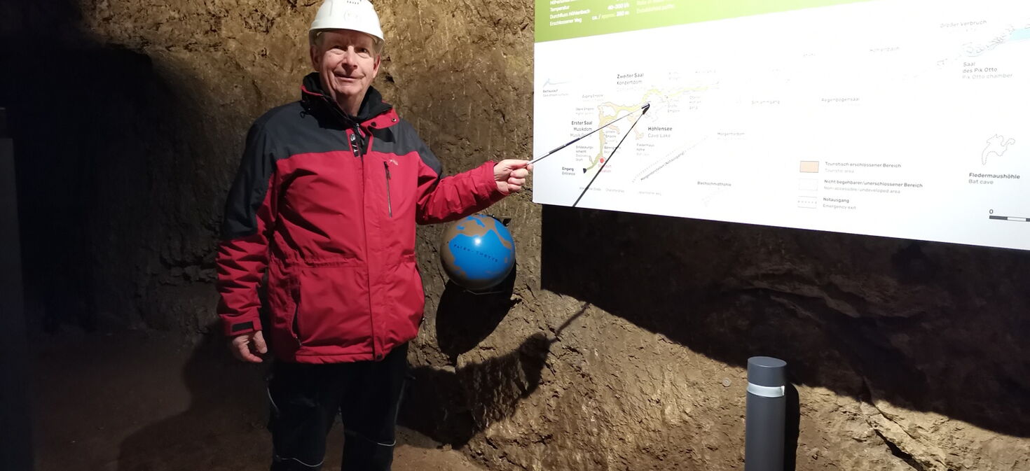 Gästeführer Uwe Meixner in der Altensteiner Höhle