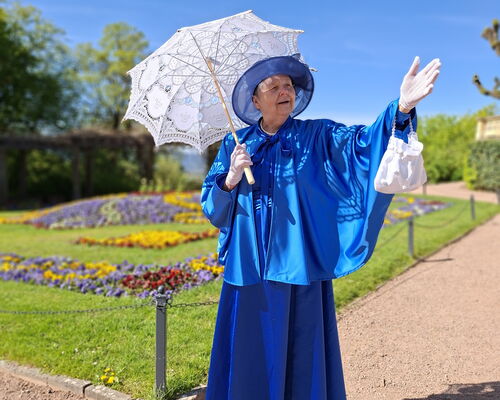Gästeführerin Ilga Gäbler als Queen Adelaide im Kostüm im Schlosspark Altenstein