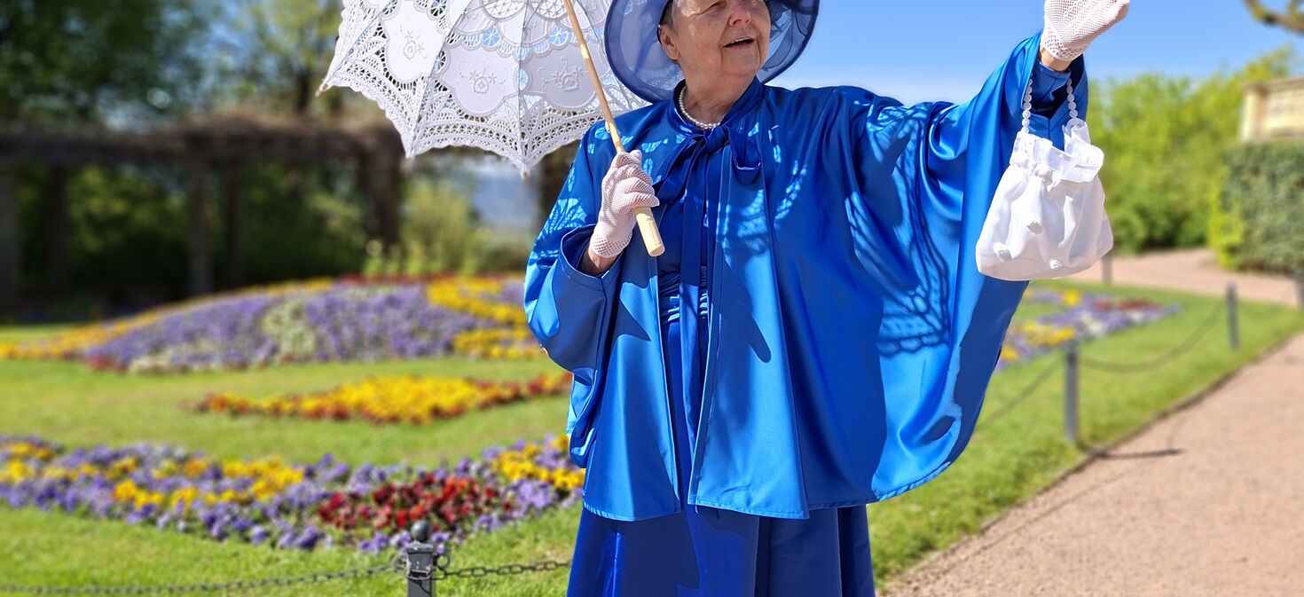 Gästeführerin Ilga Gäbler als Queen Adelaide im Kostüm im Schlosspark Altenstein