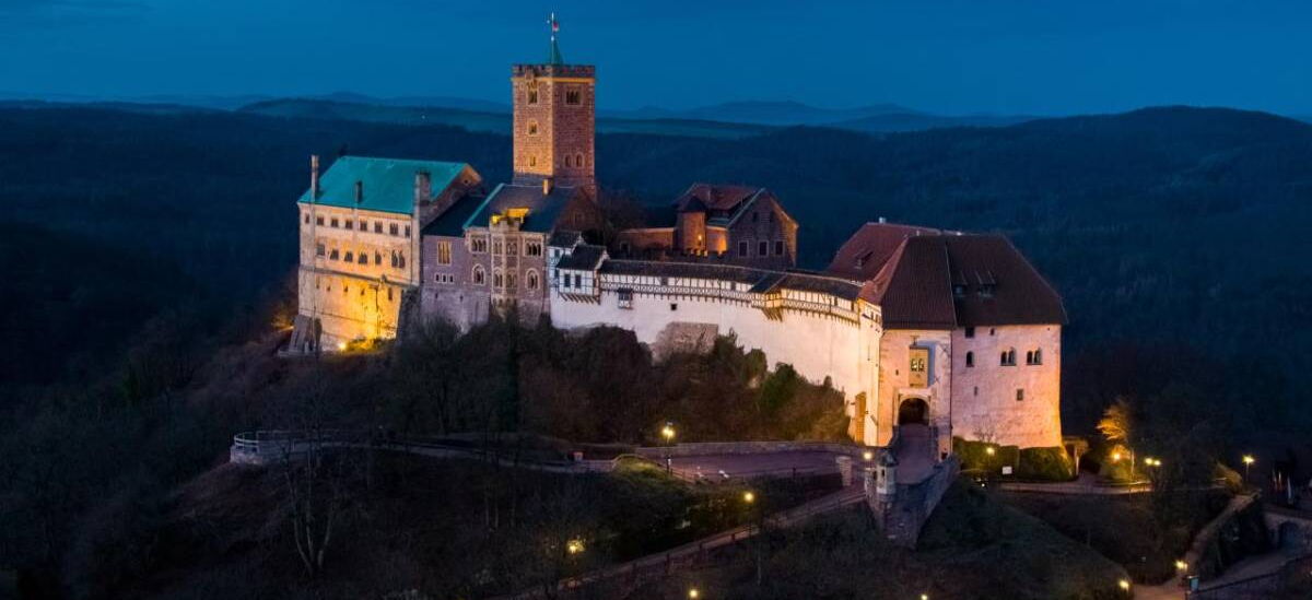 Drohenaufnahme Wartburg Eisenach bei Nacht