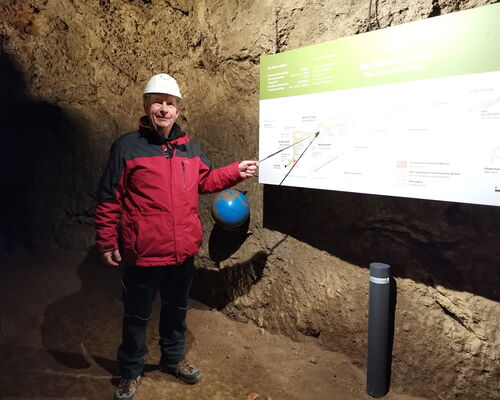 Gästeführer Uwe Meixner in der Altensteiner Höhle