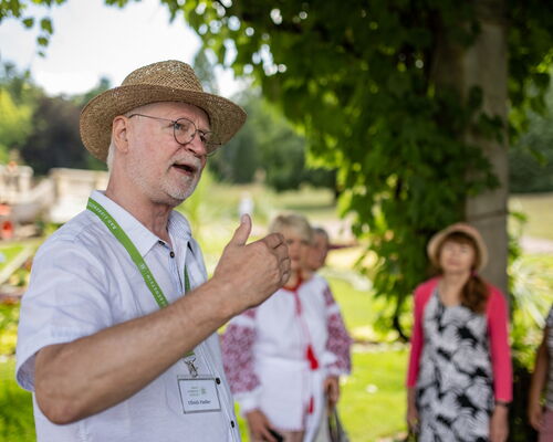 Parkführer Ullrich Fiedler mit Gästen bei einer Führung durch den Schlosspark Altenstein