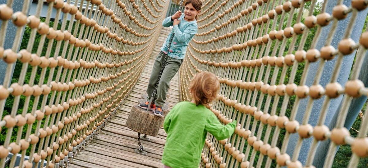 Kind auf der H?ngebr?cke auf dem Baumkronenpfad im Nationalpark Hainich.