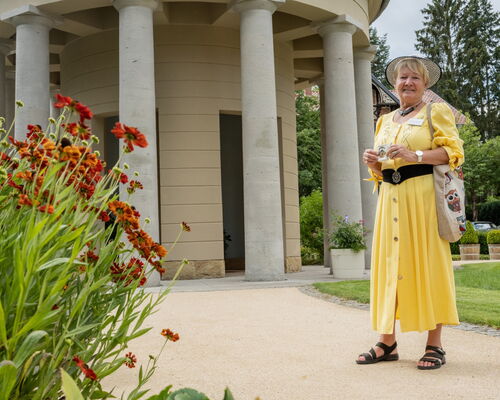 Gästeführerin Elvira Schmager am Brunnentempel