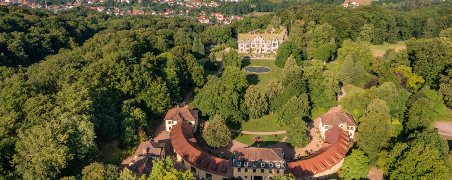 Luftaufnahme Innenpark Schloss & Park Altenstein mit Eingangsbereich und Schloss, umgeben von Wald und Natur