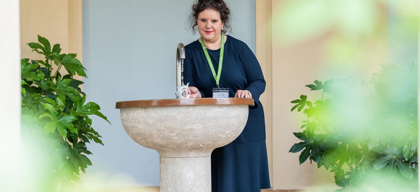 Gästeführerin Sandra Kallenbach am Brunnentempel
