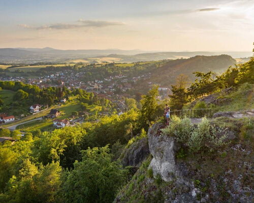 Landschaftsaufnahme mit Morgentorfelsen und Ausblick über den Ort und die Umgebung