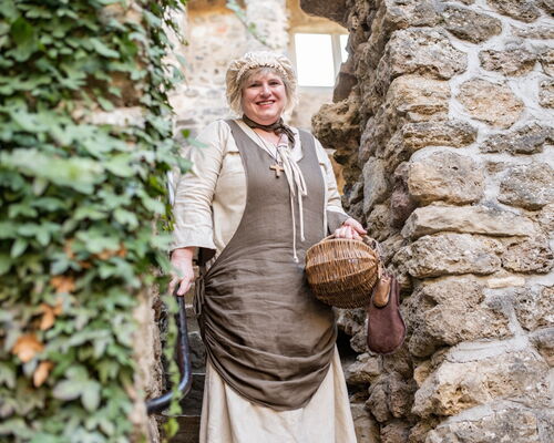 Magd Anna im Innenhof der Burg Liebenstein