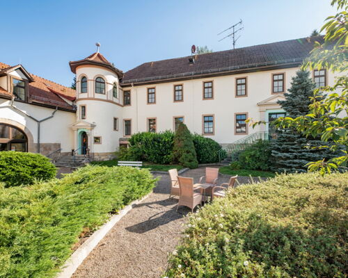Außenaufnahme Hotel Fröbelhof mit Innenhof und Sitzbereich