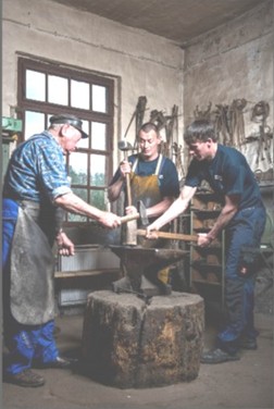 Bild zur Veranstaltung: Ausstellungseröffnung: "Einblicke in das Salzunger Handwerk"